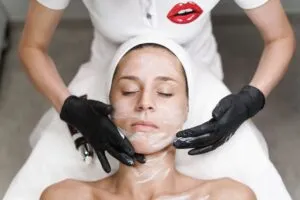 Esteticista realizando extração durante limpeza de pele profunda