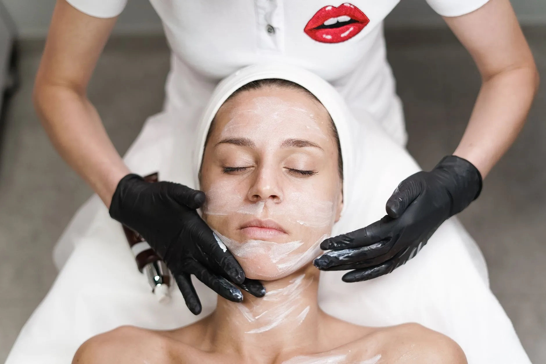 Esteticista realizando extração durante limpeza de pele profunda