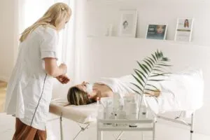Profissional de estética atendendo cliente em consultório
