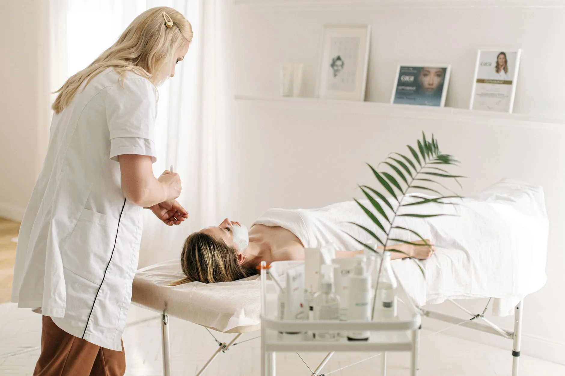 Profissional de estética atendendo cliente em consultório